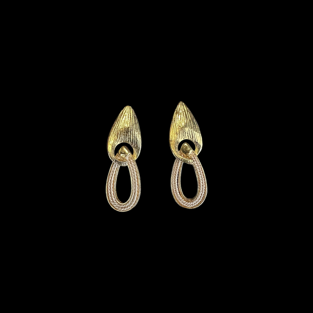 A pair of gold-plated drop-shaped earrings with a hollow gout-shaped pendant with a buriti fiber.